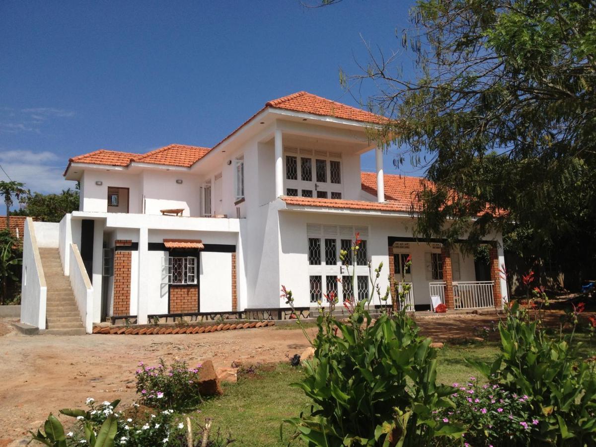Alison&Dave's Guesthouse Entebbe Extérieur photo