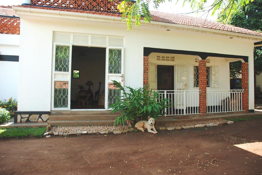Alison&Dave's Guesthouse Entebbe Extérieur photo